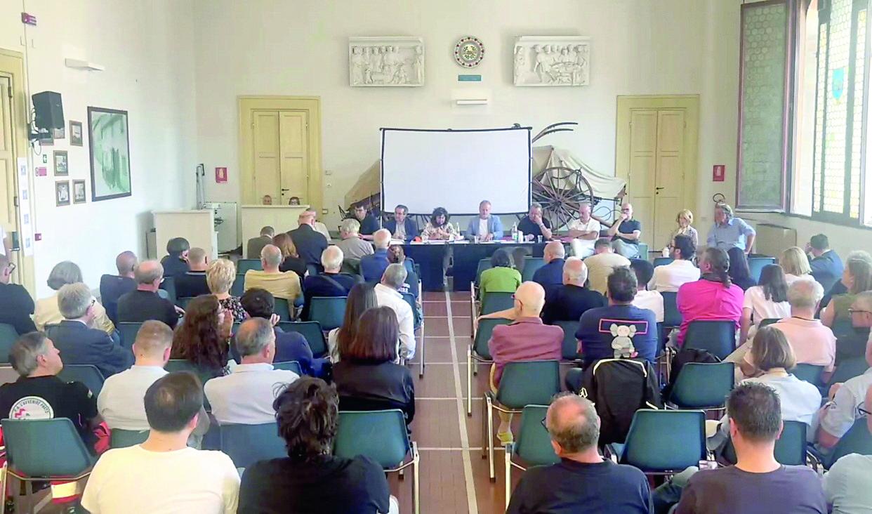 
	L'assemblea dei soci della Pubblica Assistenza nel Salone Apollo

