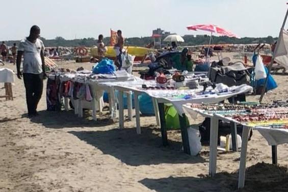 Gli abusivi lasciano i mercati, ma tornano a vendere in spiaggia ai Lidi