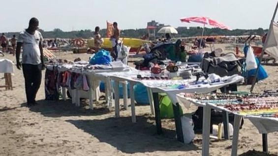 Gli abusivi lasciano i mercati, ma tornano a vendere in spiaggia ai Lidi