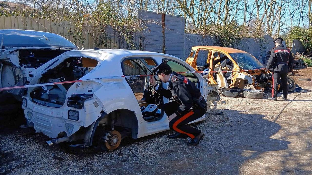 Auto abbandonate e rifiuti, blitz di carabinieri e Arpat a Gallicano