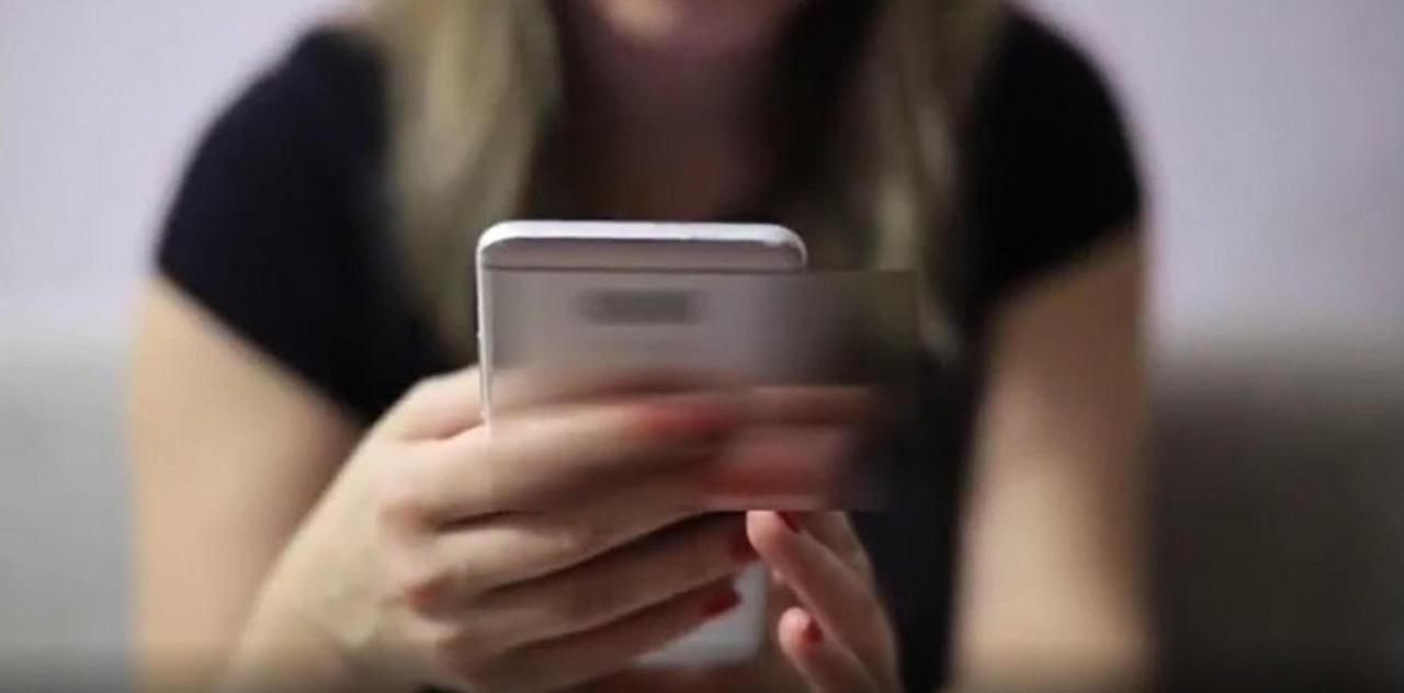 Occhio alla truffa di WhatsApp: credeva fosse il figlio che chiedeva soldi, invece era un raggiro. Due denunciati