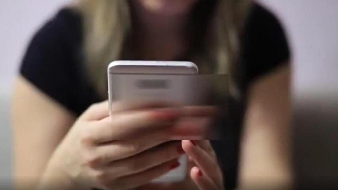 Occhio alla truffa di WhatsApp: credeva fosse il figlio che chiedeva soldi, invece era un raggiro. Due denunciati