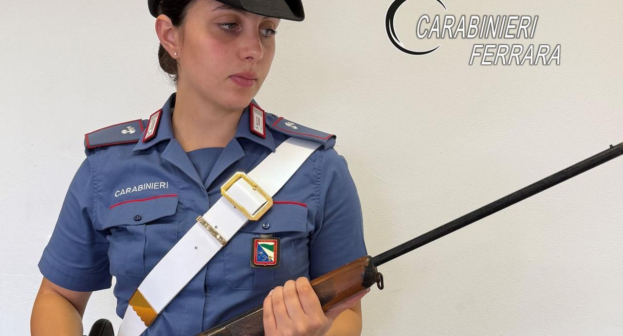 Lite per uno scooter a Copparo, ottantenne minaccia un uomo con il fucile
