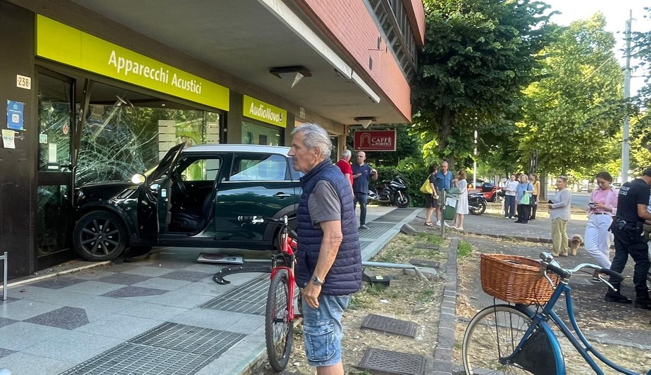 Sbaglia a inserire la marcia e sfonda con l’auto la vetrina di un negozio: paura in Buon Pastore