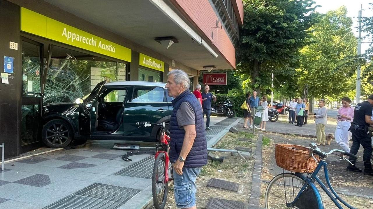 L'auto nella vetrina del negozio