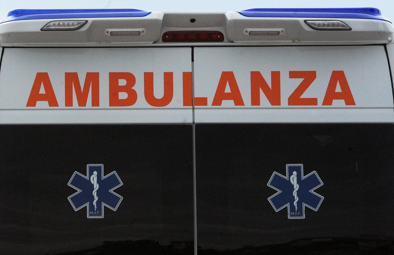 Violento scontro fra auto e ambulanza: morta la paziente che era a bordo in arresto cardiaco