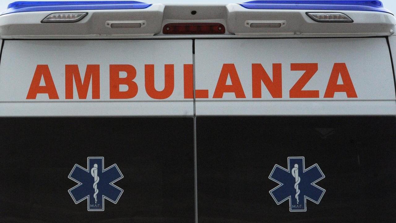Violento scontro fra auto e ambulanza: morta la paziente che era a bordo in arresto cardiaco