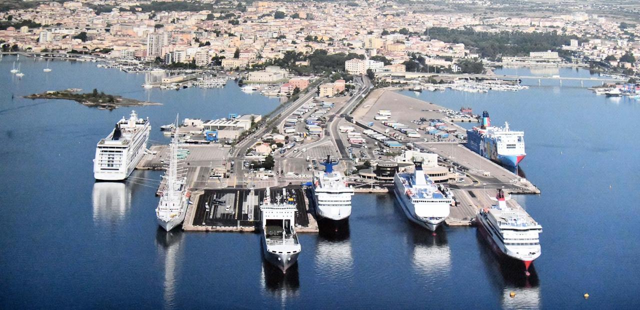 Olbia, strada favorevole per il dragaggio del porto: l’Authority modifica il progetto