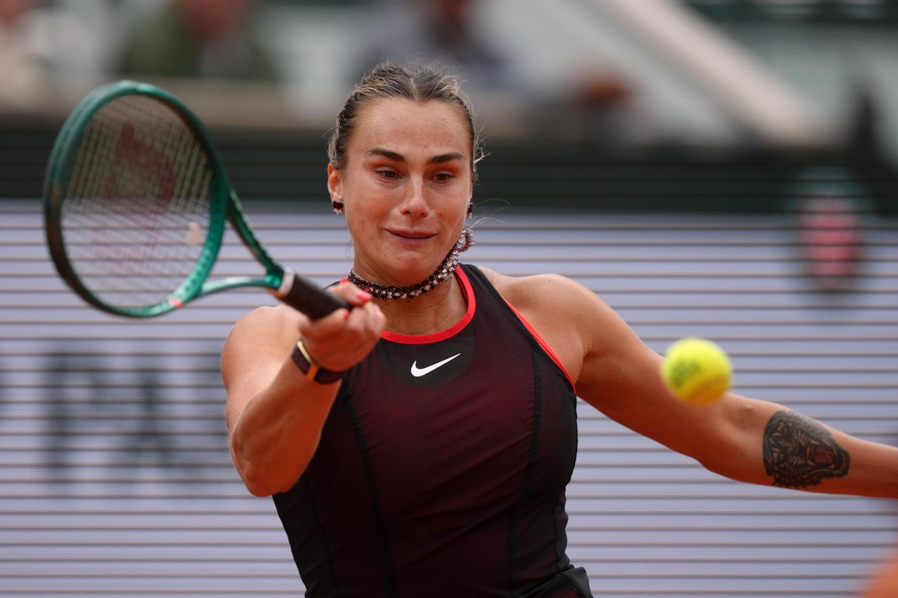 Roland Garros, Sabalenka come Sinner: serve per il match poi crolla improvvisamente. «Ora vorrei solo smettere di giocare»