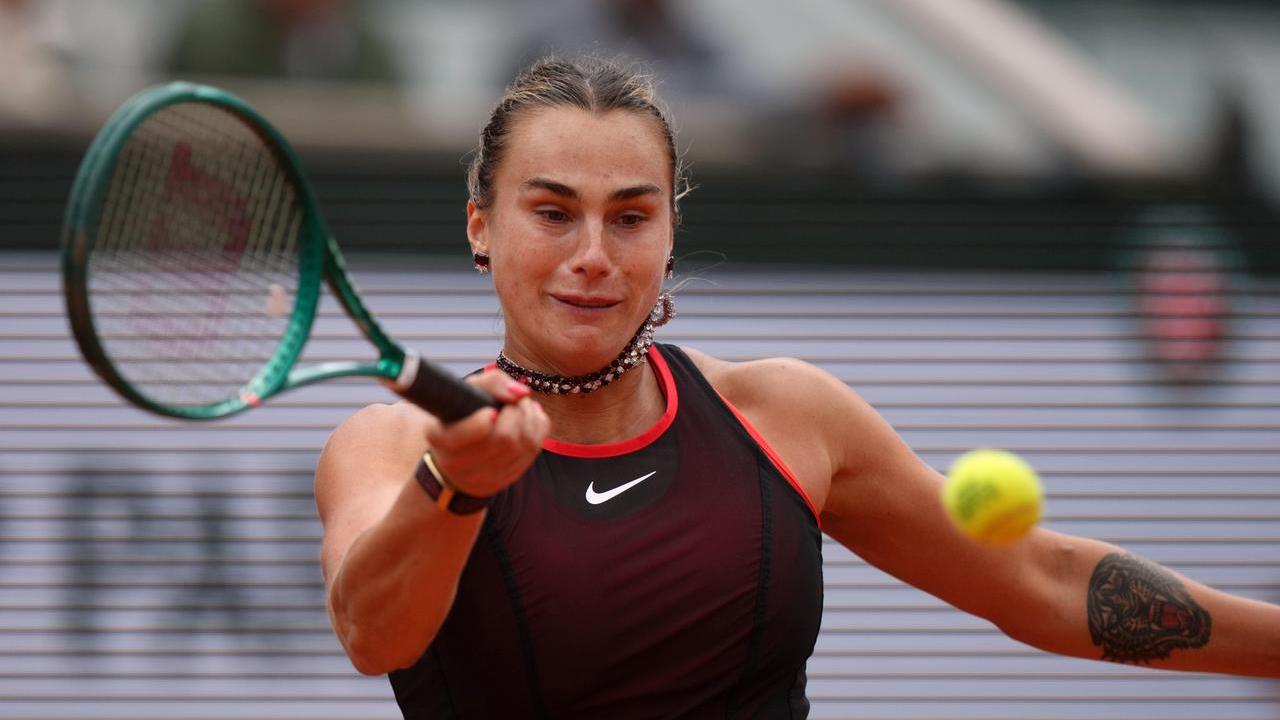 Roland Garros, Sabalenka come Sinner: serve per il match poi crolla improvvisamente. «Ora vorrei solo smettere di giocare»