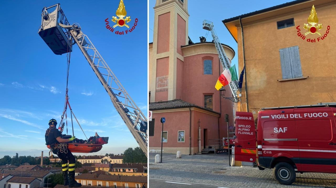 Cade mentre lavora sul tetto del Duomo di Castelfranco: soccorso in quota dai vigili del fuoco