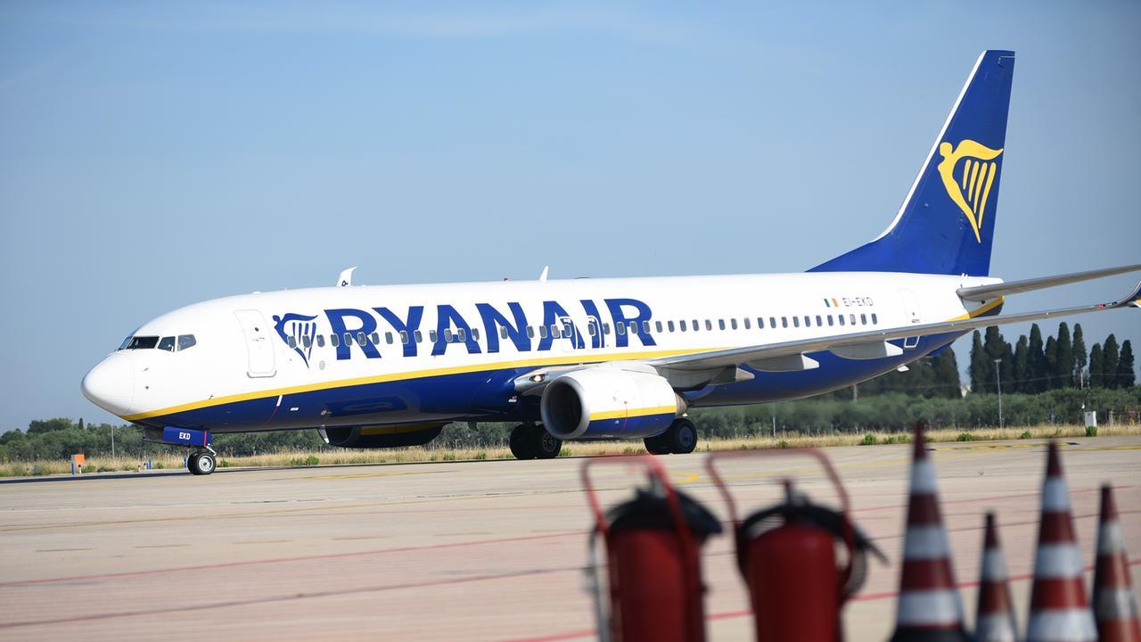 Tassa d’imbarco, la Regione apre a Ryanair: «Pronti a negoziare, ma solo sulle tratte invernali»