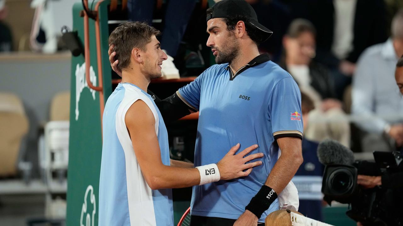 Roland Garros, Berrettini si ritira nel 2° set: Arnaldi in semifinale contro Cobolli