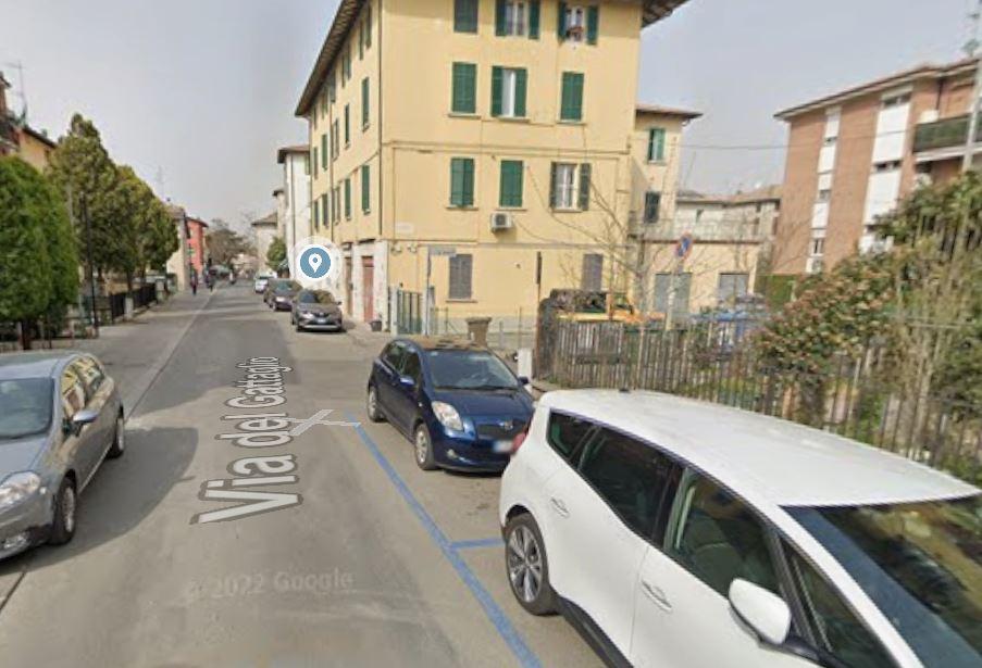 Gli strappano dal collo la catenina d’oro, poi scappano in monopattino