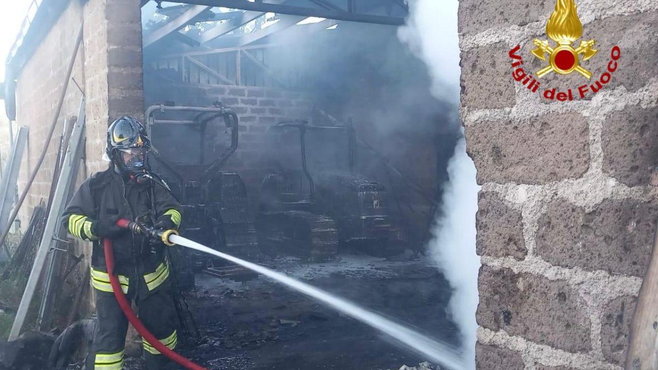 
	L'intervento dei vigili del fuoco nel rimessaggio agricolo


