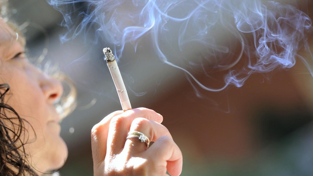 Aumenti sigarette, da domani scattano i nuovi prezzi: il tabacco riscaldato scende di 50 centesimi – Ecco tutte le variazioni