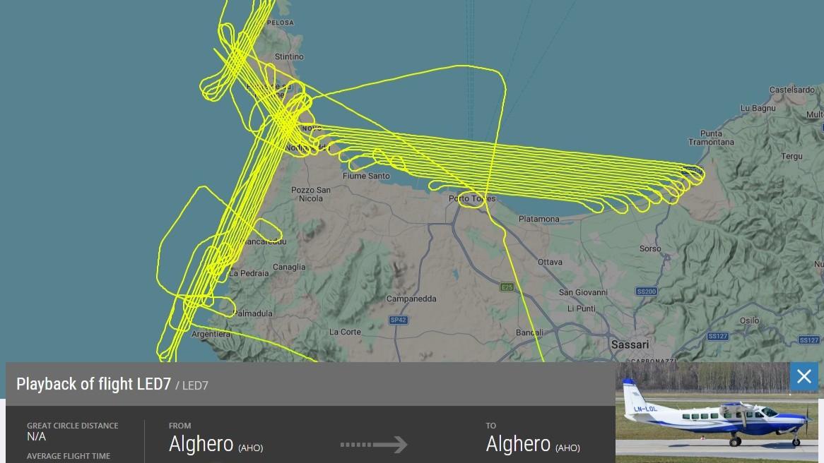Aereo sorvola per ore le coste della Sardegna, svelato il mistero: ecco che cosa sta cercando in mare