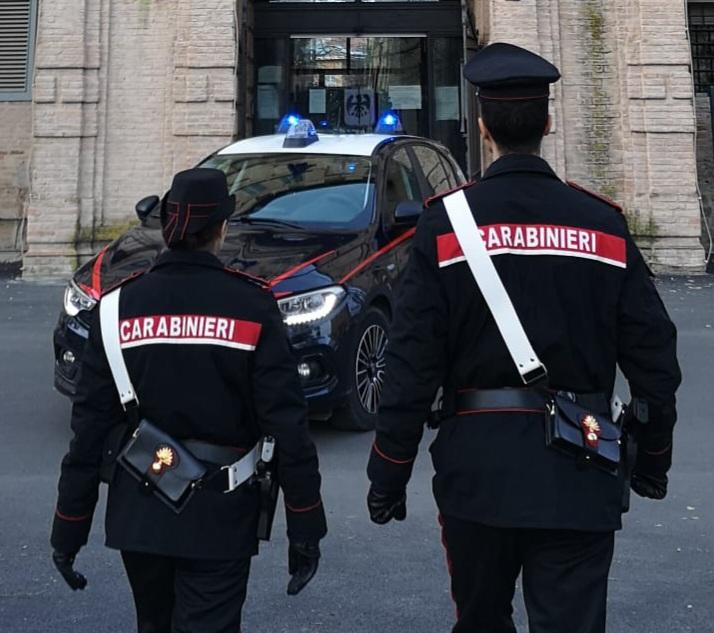 Ladro in casa mentre lavora in giardino: fotografa l’auto in fuga e lo fa denunciare