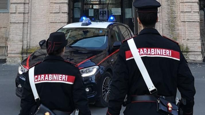 Ladro in casa mentre lavora in giardino: fotografa l’auto in fuga e lo fa denunciare