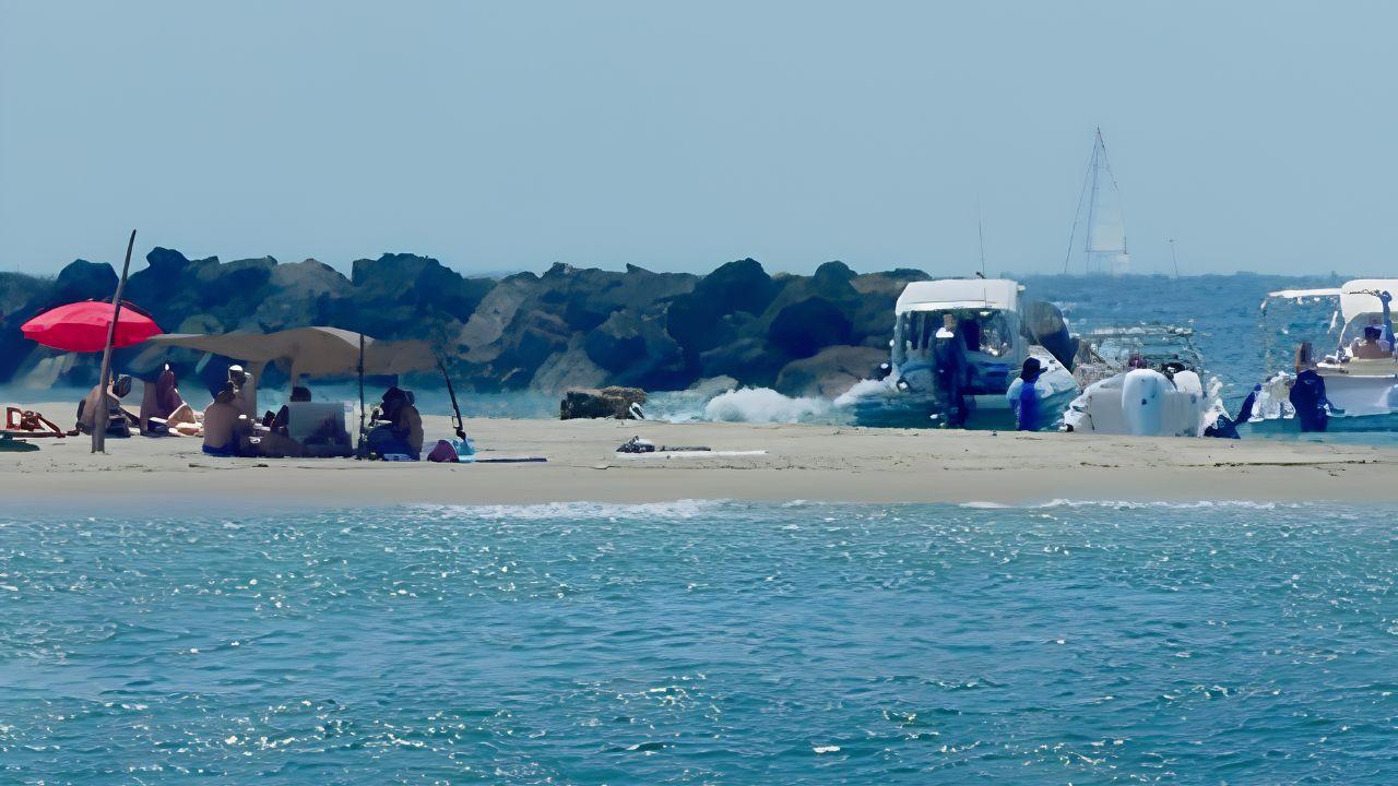 Ombrelloni sulla spiaggia del Gombo (foto Facebook di Vado e Vedo)