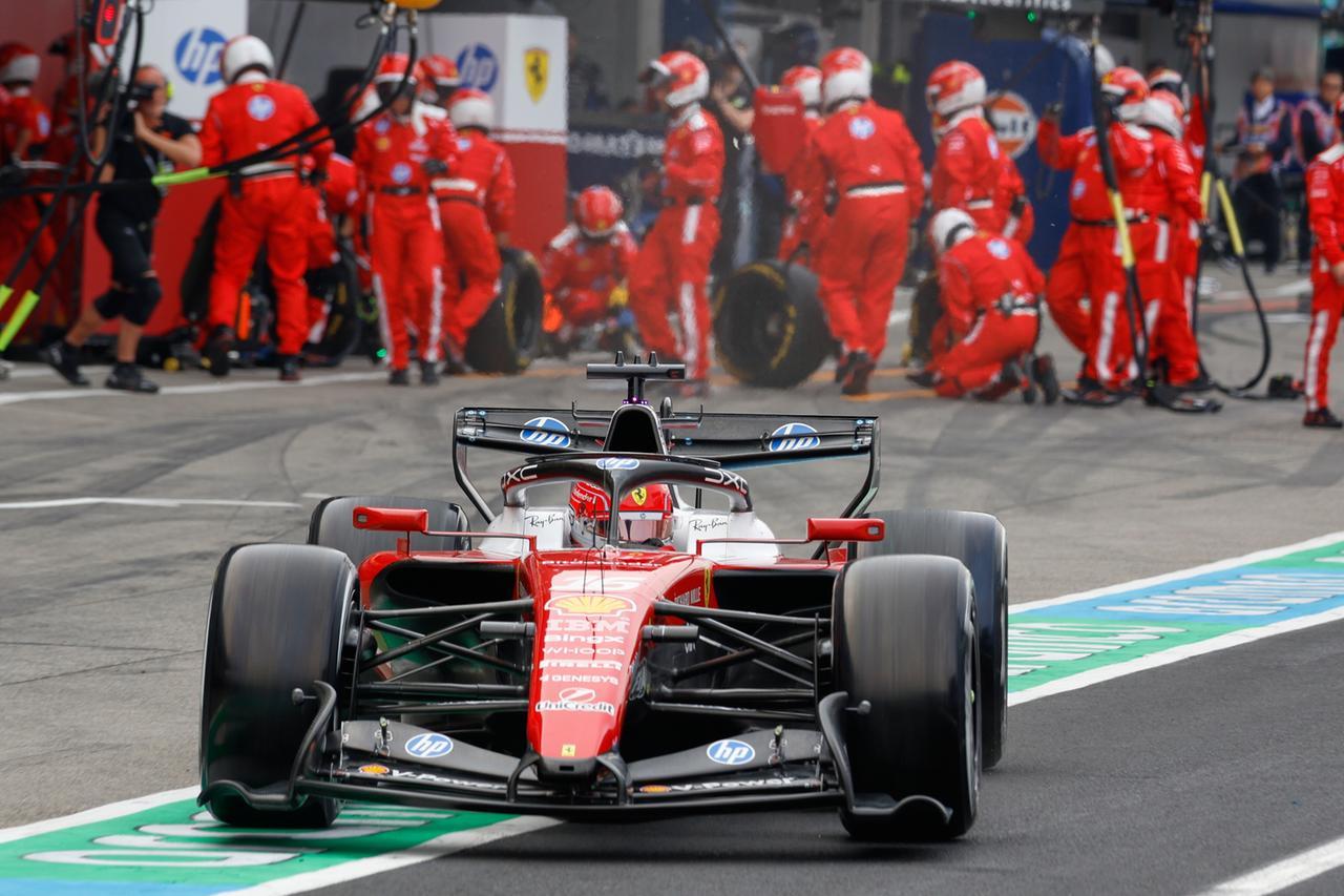 Leclerc rinnova con la Ferrari: «Riporterò la Rossa al vertice»