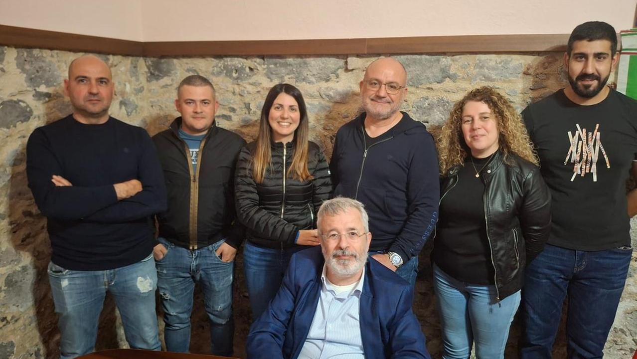 Domenico
Gallus (in primo piano) con alcuni candidati della sua lista di Paulilatino
