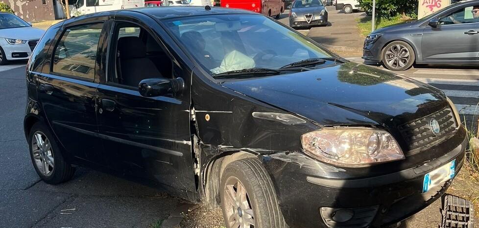 Scappa all’alt della polizia e si schianta, poi fugge