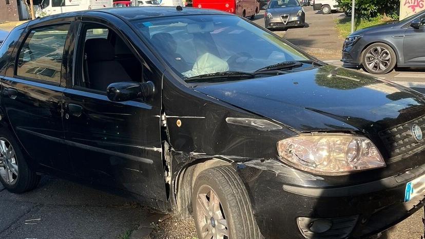 Scappa all’alt della polizia e si schianta, poi fugge