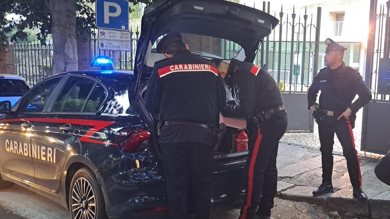 Sorpreso con la cocaina in auto, in casa aveva altra droga: arrestato un 27enne