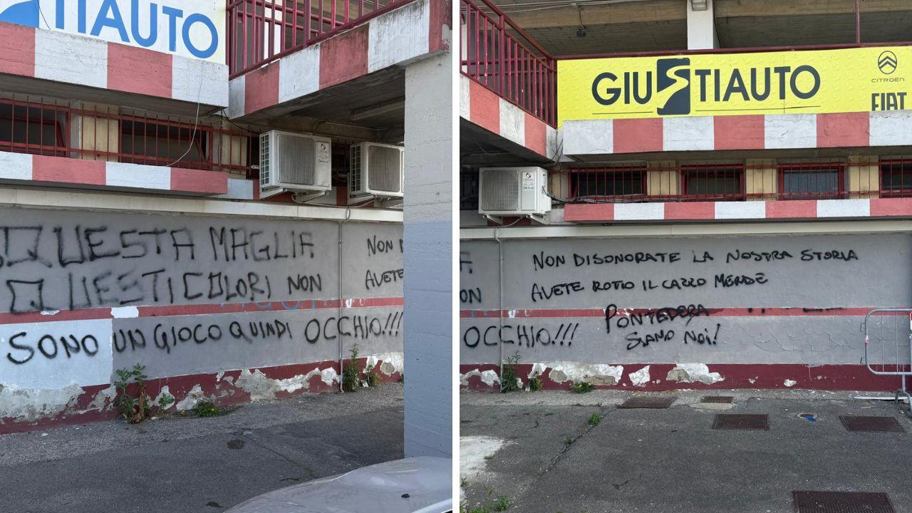 Le scritte apparse all'esterno dello stadio