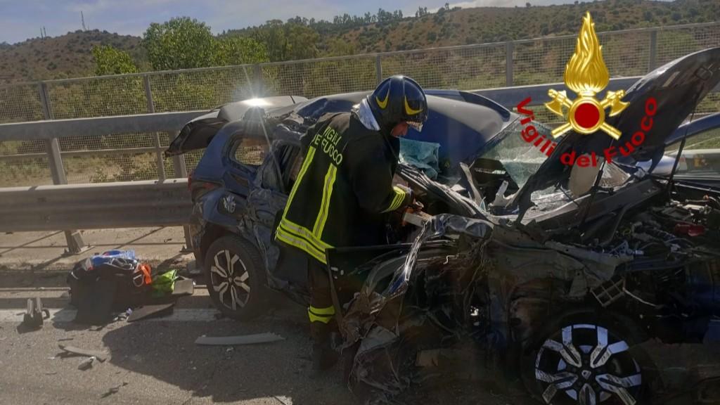 Violento schianto frontale tra un’auto e un camion, la conducente incastrata fra le lamiere: è grave