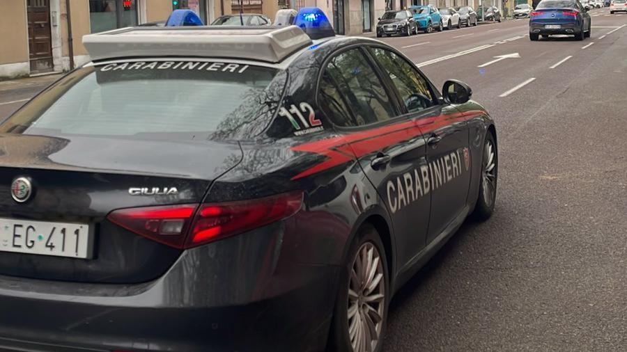 Ragazzini rapinano e aggrediscono un commerciante: bloccato anche un 13enne