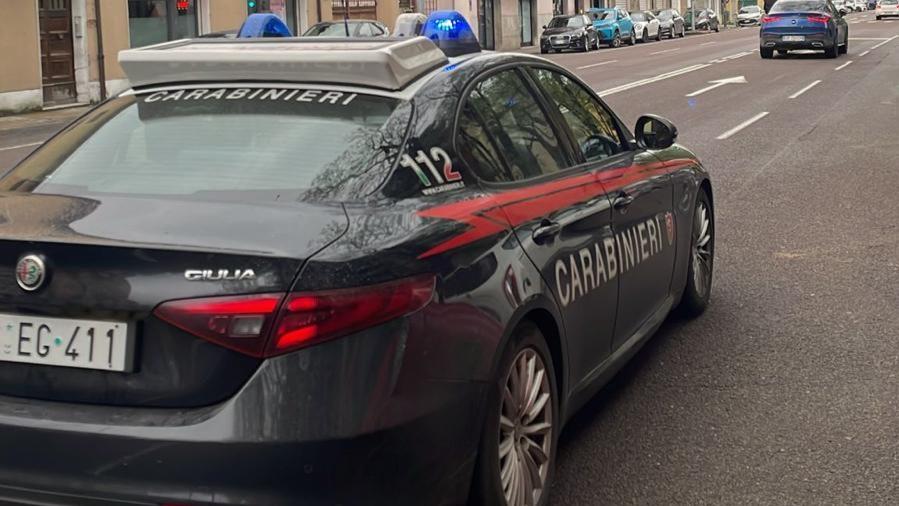 Ragazzini rapinano e minacciano il commerciante con un coltello: bloccato anche un 13enne