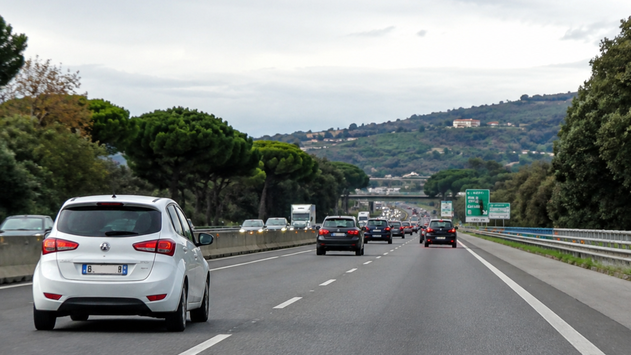 Si distrae ascoltando il Rosario alla radio, suora entra contromano in autostrada: tragedia sfiorata