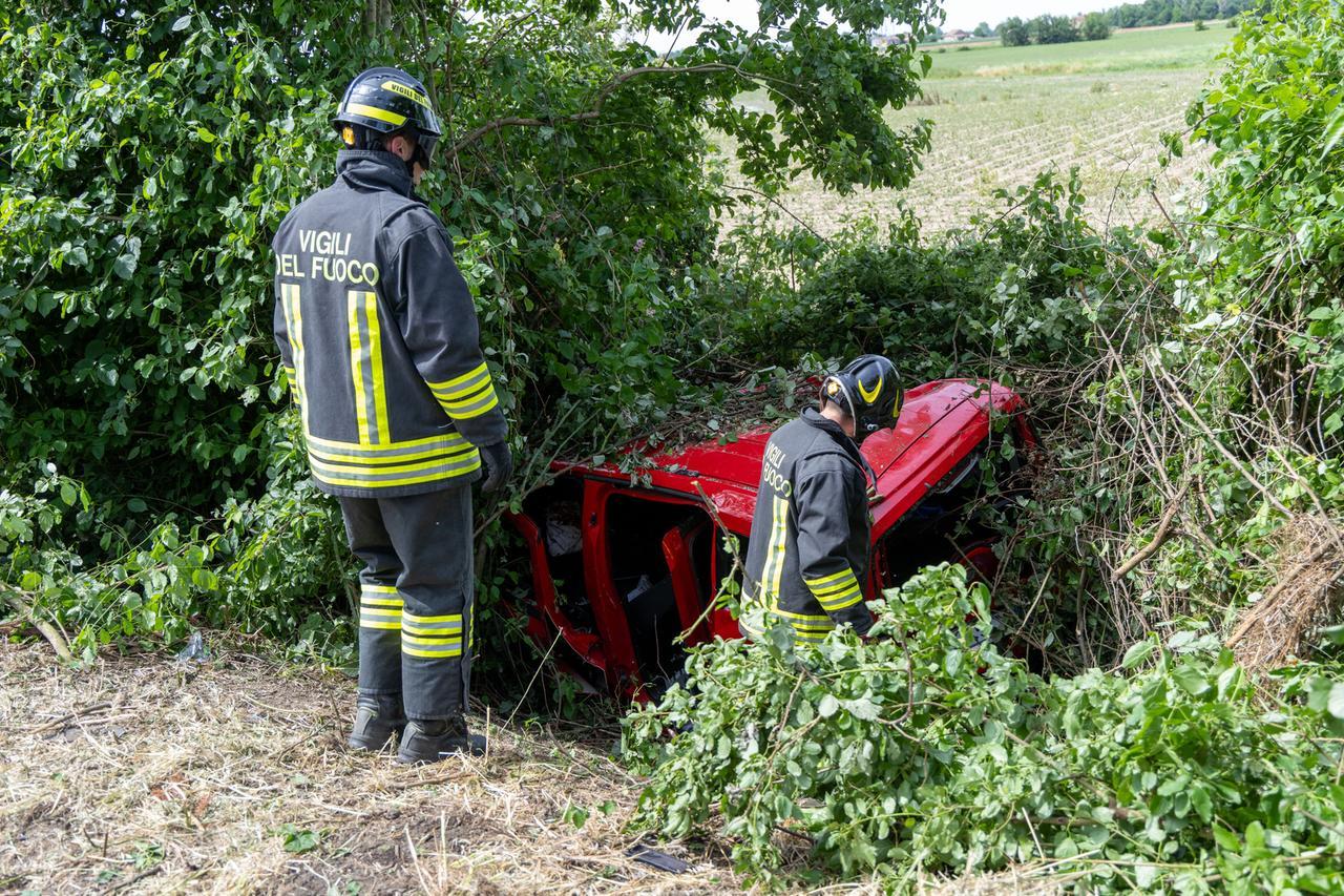 Incidente sulla Super Ferrara-mare, un’auto finisce nel fosso: due feriti
