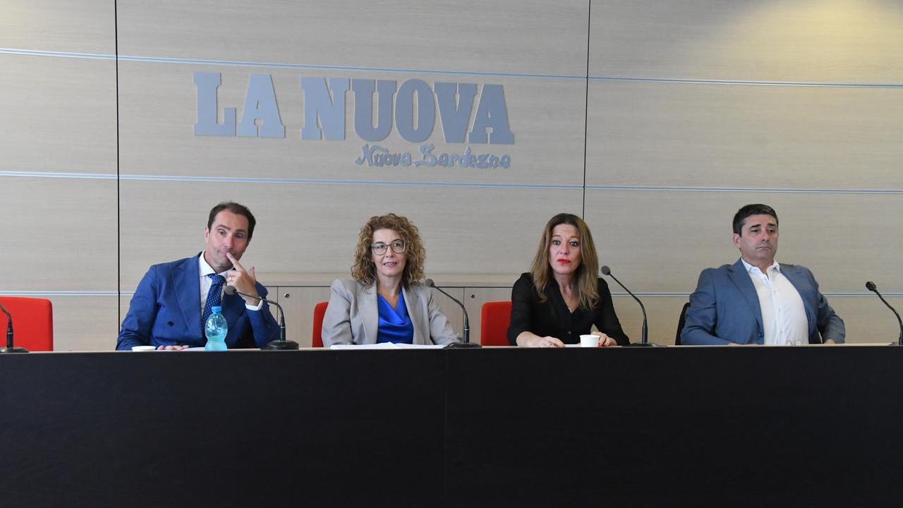 Da sinistra Ivan Cermelli, Sara Dettori, Loredana De Marco e Massimo Mulas nella redazione della Nuova Sardegna a Sassari