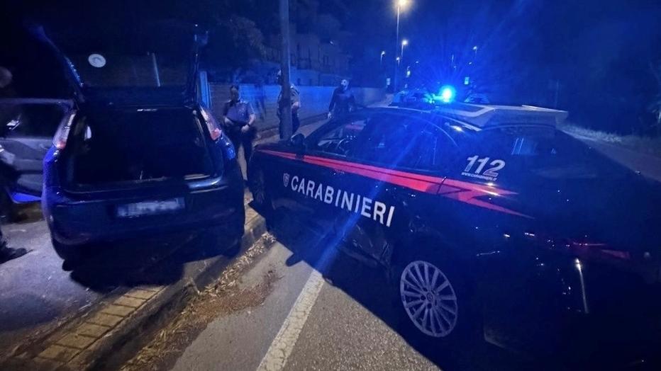 Ferrara, non si ferma all’alt e si dà alla fuga. Poi sperona l’auto dei carabinieri