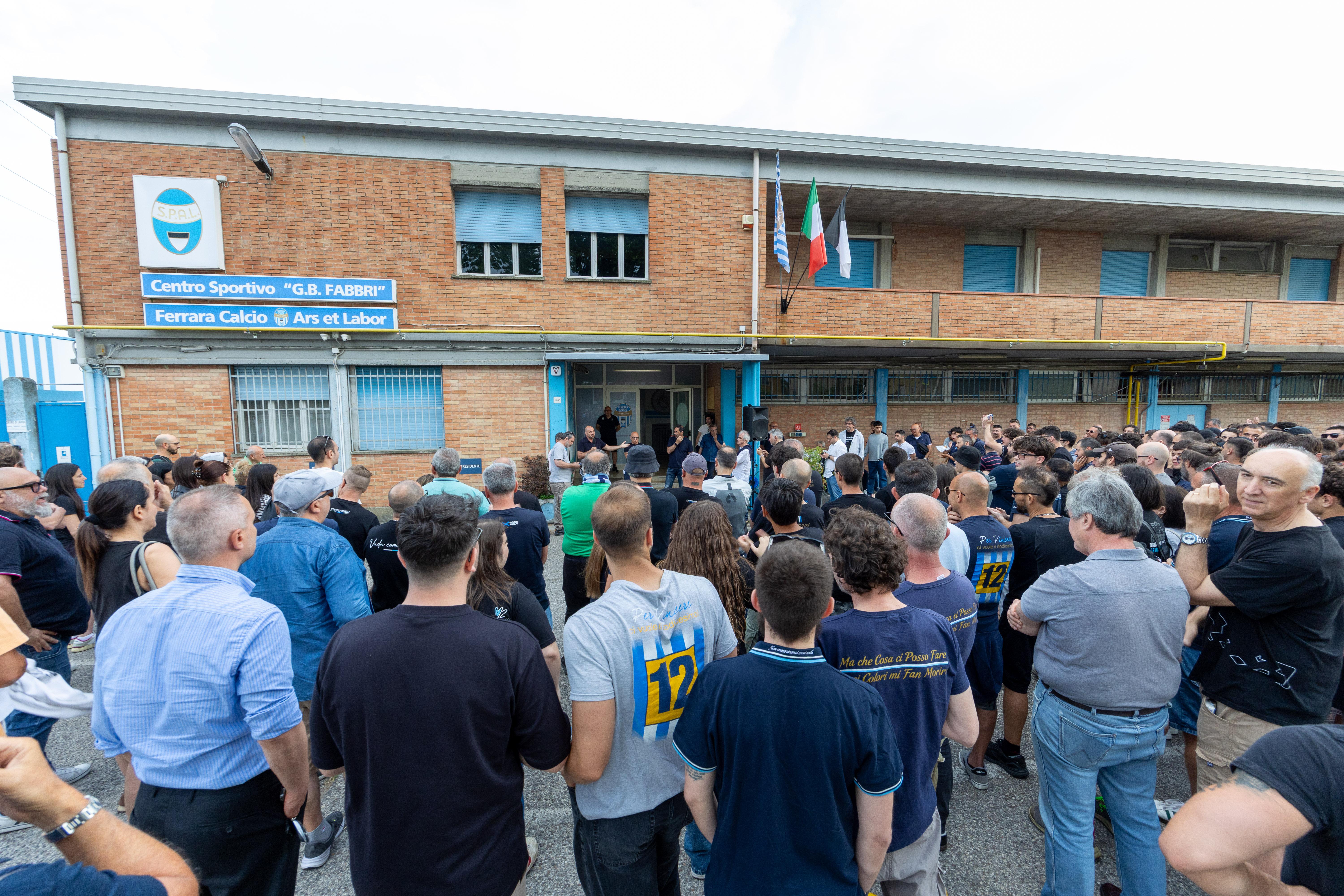 Ars et Labor, faccia a faccia tra tifosi e dirigenti. Il dg: «Cambiato tardi il mister. La proprietà non vende»