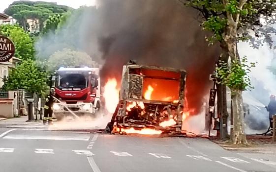 
	Il bus in fiamme


