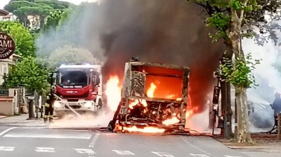 Il bus in fiamme