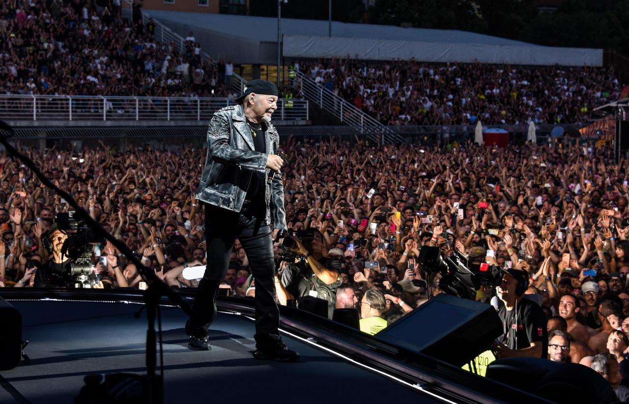 Vasco Live 2026, il tour parte da Ferrara: «Non è solo un concerto, è comunione»
