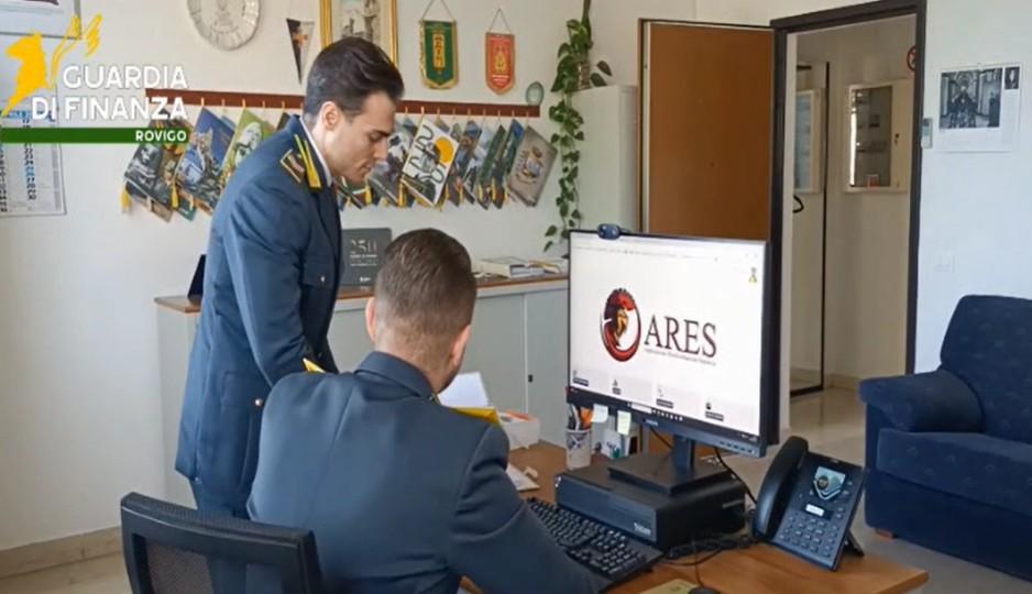 Lavora su OnlyFans, guadagna 270mila euro, percepisce la Naspi: influencer denunciata dalla Guardia di Finanza