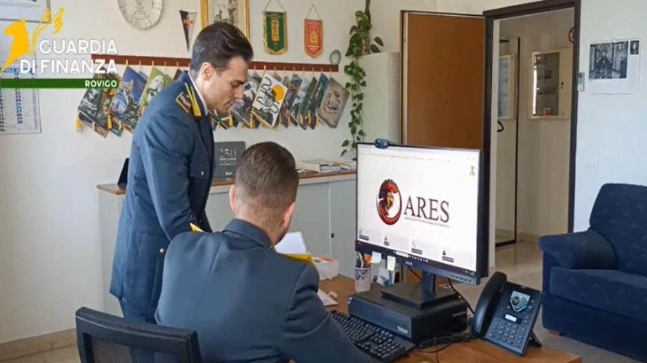Lavora su OnlyFans, guadagna 270mila euro, percepisce la Naspi: influencer denunciata dalla Guardia di Finanza