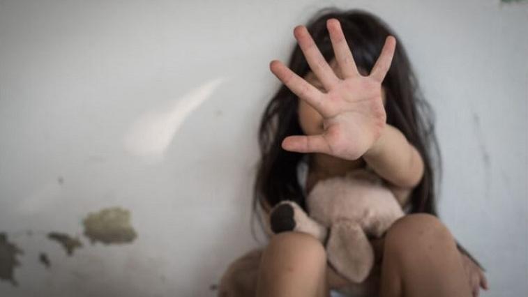 Bambina molestata per anni dal compagno della nonna, a processo un ultraottantenne