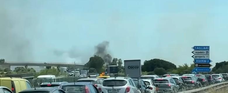 Sardegna in fiamme, automobilisti nel caos all’ingresso di Cagliari: gli incendi lambiscono la statale 131