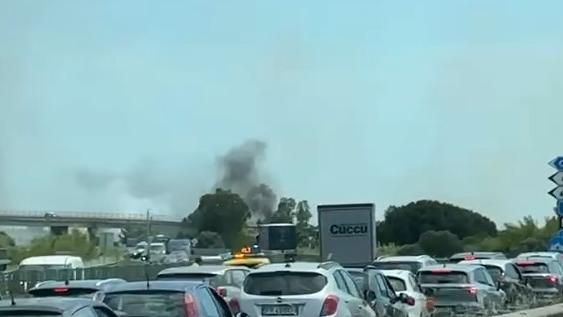 Sardegna in fiamme, automobilisti nel caos all’ingresso di Cagliari: gli incendi lambiscono la statale 131