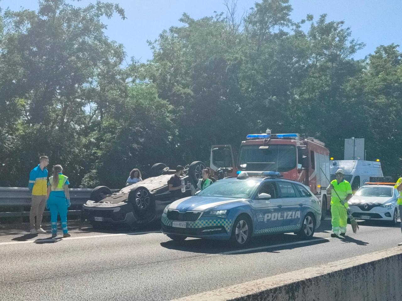 
	L'auto ribaltata sulla Firenze-Mare (foto Nucci)

