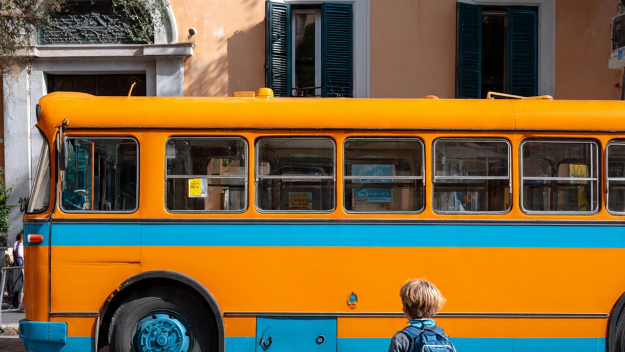 Lasciato a terra dall'autista dell’autobus, 11enne torna a casa piedi: aveva dimenticato l’abbonamento