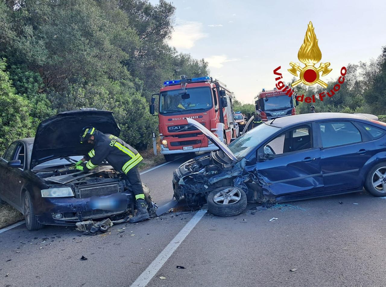 Scontro vicino al Mater Olbia, tre auto coinvolte: un ferito incastrato tra le lamiere
