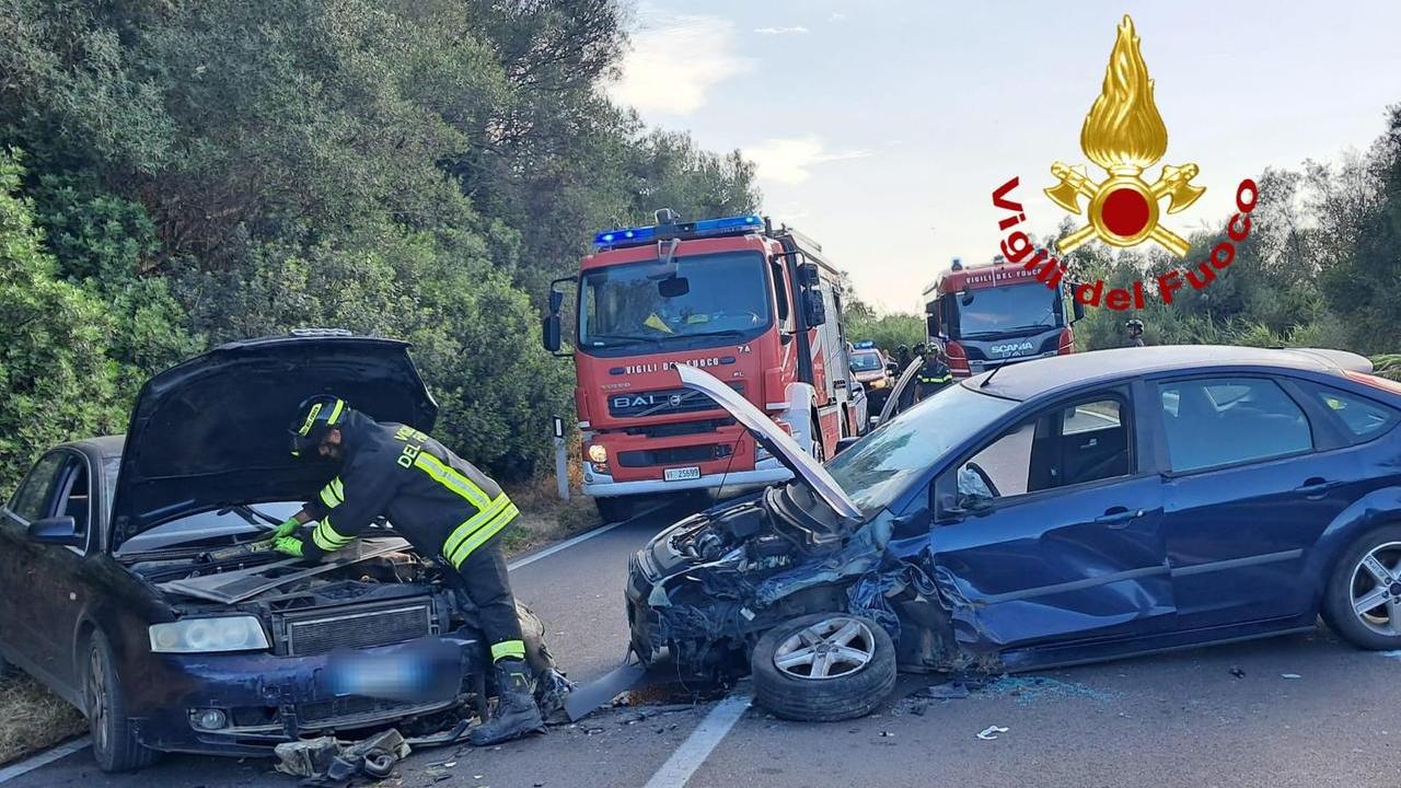 Scontro vicino al Mater Olbia, tre auto coinvolte: un ferito incastrato tra le lamiere